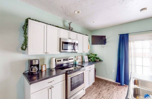 South Bend Apartment | Cozy studio near Notre Dame with jetted tub & central AC - dog-friendly