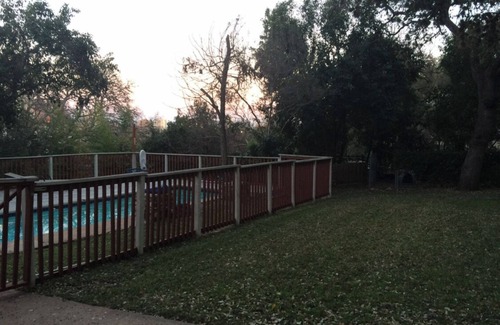 Barton Heights Apartment | Cozy studio under the Oaks, easy walk to Zilker park and fun!