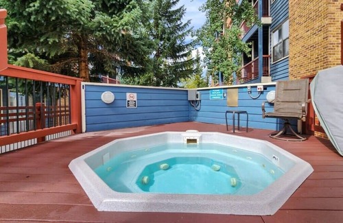 Historic District Apartment | Cozy Studio w/Shared Pool -3 Min to Ski Lift