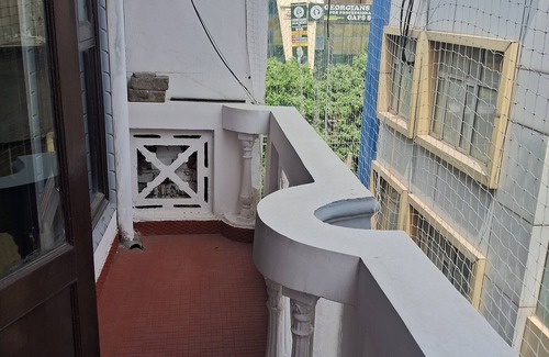 South West Apartment | Cozy studio with AC and WiFi in charming Delhi