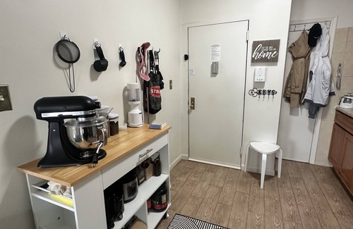 Mapleton Apartment | Cozy studio with WiFi and AC in Brooklyn just steps from N train
