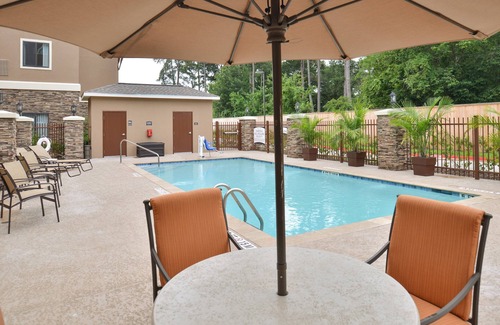 Tomball Condo | Cozy Suite in Tomball | Business Center On-Site + Free Breakfast!