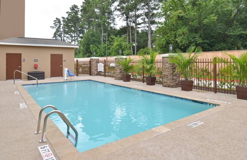 Tomball Condo | Cozy Suite in Tomball | Business Center On-Site + Free Breakfast!