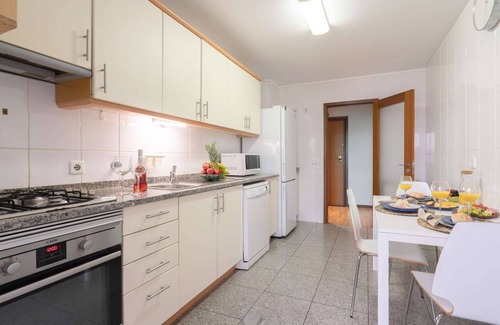 Sao Mamede de Infesta Apartment | Cozy Sunny Flat w/Terrace | São João