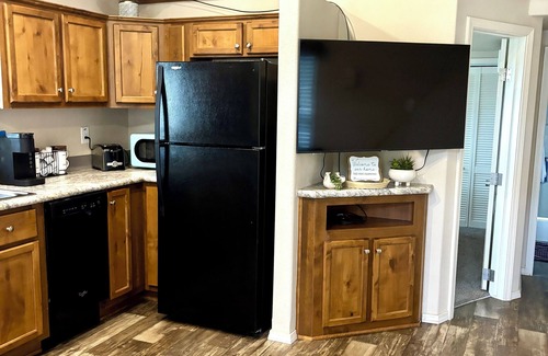 Heise Cabin | Cozy Tiny Home Cabin by Hot Springs, Zip Line, Golf!