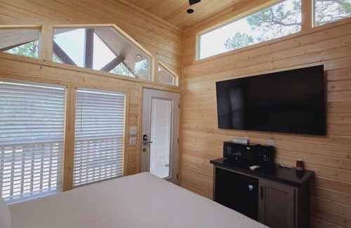 Page Villa | Cozy Tiny Home King Room #18A