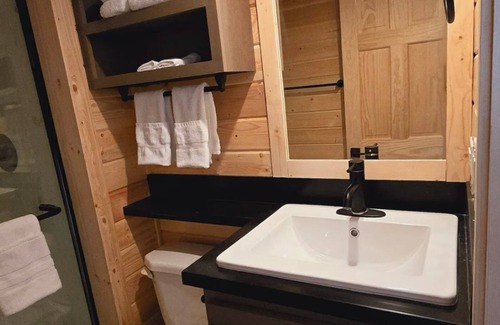 Page Cabin | Cozy Tiny Home King Room #25D