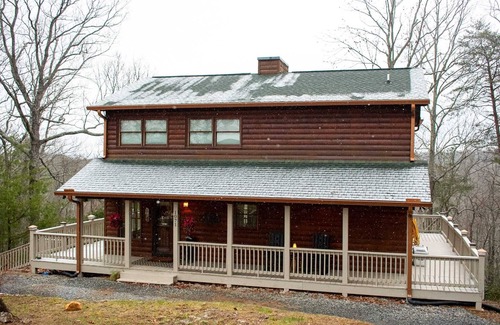 Talking Rock Cabin | Cozy Top of Mountain Cabin overlooking Meichtry Vineyards; 1.5hrs from Atlanta