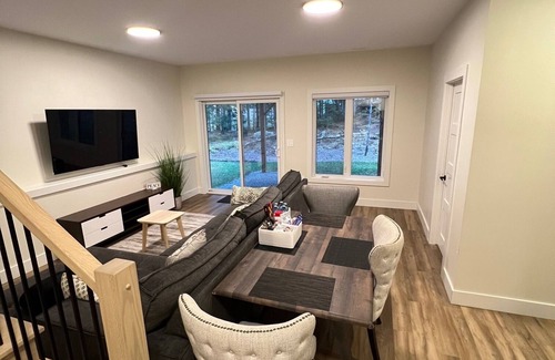 Bedford Condo | Cozy two bedroom basement Apartment nestled in a highbrow area in Bedford! n