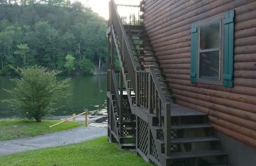 Mountain Pine House | COZY UNIT #1 WATERFRONT LOG CABIN