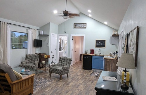Clarksville Cottage | Cozy Up at Lake Mimosa.