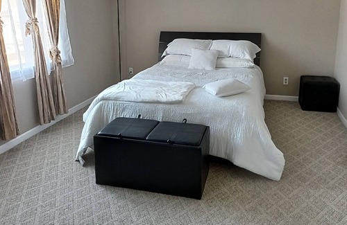 Front Park House | Cozy Updated 3-BR apartment near Peace Bridge