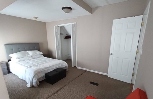 Front Park House | Cozy Updated 3-BR apartment near Peace Bridge
