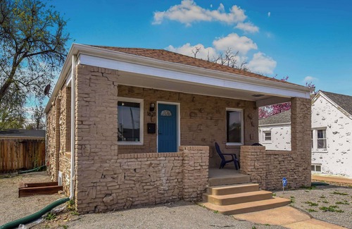 East Colfax Apartment | Cozy upper Brick Ranch Near Downtown Denver, Zoo & Museum with King beds.