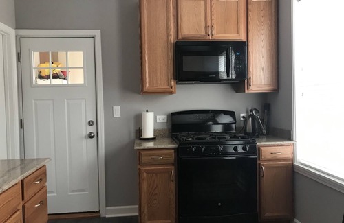 West Bucktown House | Cozy Upstairs Unit for Small Groups/Families, Near Dining, Shopping, Nightlife