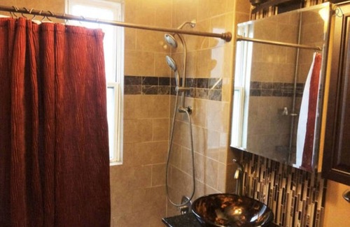 West Bucktown House | Cozy Upstairs Unit for Small Groups/Families, Near Dining, Shopping, Nightlife