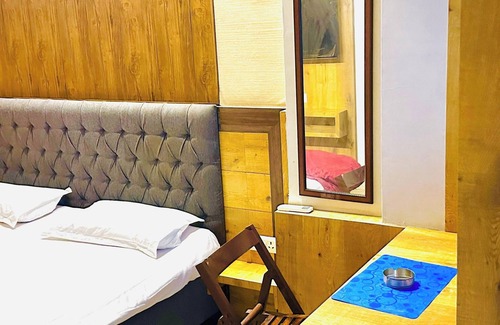 Jaipur District Hotel | Cozy Urban Haven - 42" Smart TV, Wi-Fi, Balcony-104