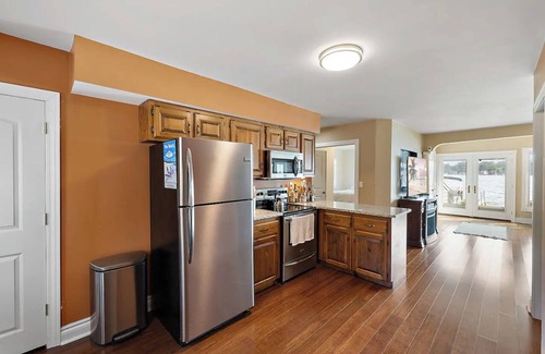 Drayton Plains House | Cozy, Lake Front Home & Near Ski Resort