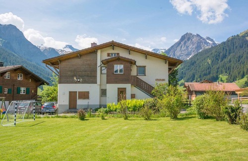 Adelboden Apartment | Cozy vacation apartment with large garden seating area, near the Chuenisbergli.