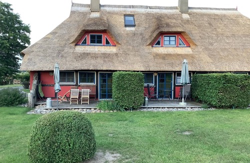 Zarnitz Apartment | Cozy vacation apartment with thatched roof on the Achterwasser nature reserve