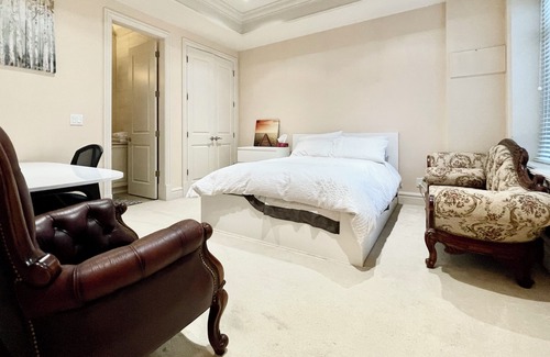 Oakridge House | Cozy Vancouver Luxury Guest House close to everything!