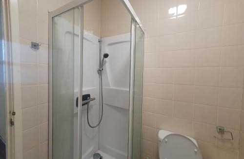 Sheffield Apartment | COZY ventilated Room