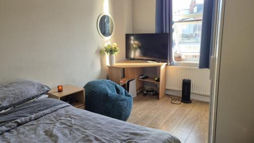 Sheffield Apartment | COZY ventilated Room