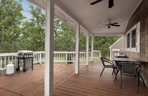 Rio Ski Chalet | Cozy w Hot Tub Fire Pit Wifi Grill Deck & Pets