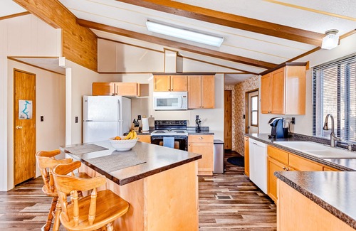 Harrison House | Cozy, waterfront home on Lake Coeur d'Alene - walk to downtown Harrison