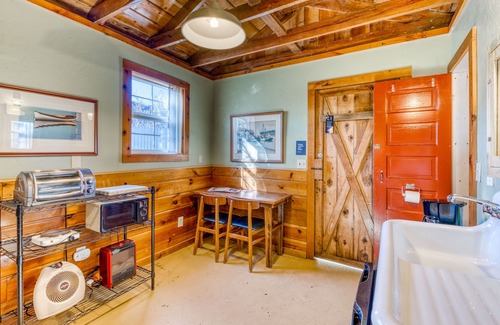 Florence Apartment | Cozy & Well-Decorated Cabin with Close Beach Access - Dog Friendly