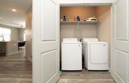 Whitestown Apartment | Cozy Whitestown 2BR Sunset Haven