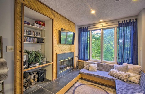 Nellysford House | Cozy Wintergreen Home with Balcony and Fireplace!