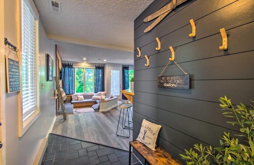 Nellysford House | Cozy Wintergreen Home with Balcony and Fireplace!