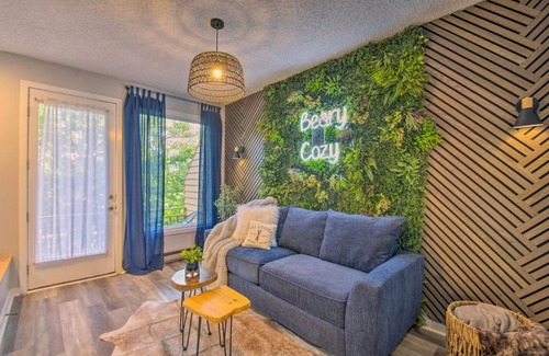 Nellysford House | Cozy Wintergreen Home with Balcony and Fireplace!