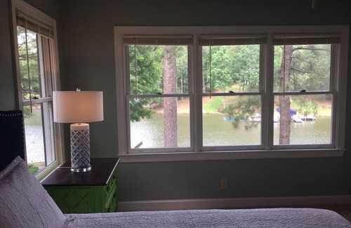 Lake Oconee House | CozyLakeFRONTHome w/Dock!-QuietCove!-Fireplace-GreatViews &GreatReviews!