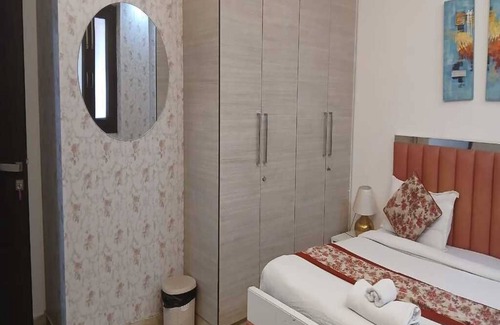 Safdarjung Enclave Hotel | CozyRoom in lovely New Delhi with WiFi, AC