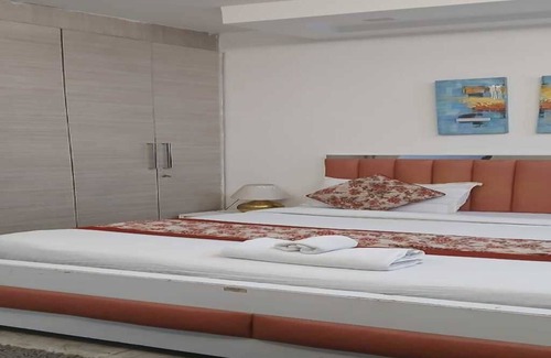 Safdarjung Enclave Hotel | CozyRoom in lovely New Delhi with WiFi, AC