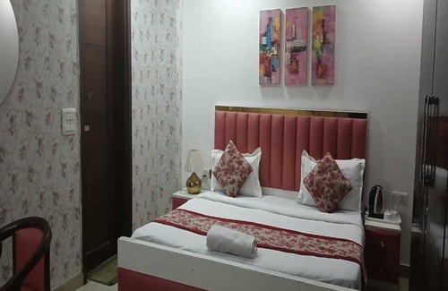 Safdarjung Enclave Hotel | CozyRoom in lovely New Delhi with WiFi, AC