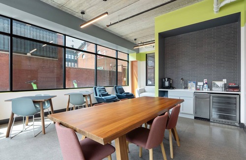 Lockerbie Square Apartment | CozySuites Mass with parking, lounge and roof deck 13