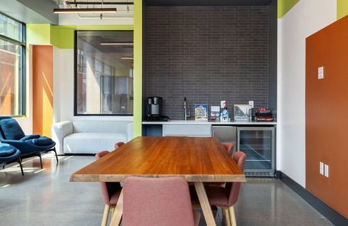 Lockerbie Square Apartment | CozySuites Mass with parking, lounge and roof deck 18