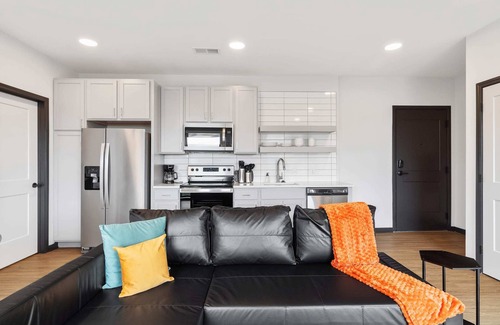 Lockerbie Square Apartment | CozySuites Mass with parking, lounge and roof deck 21