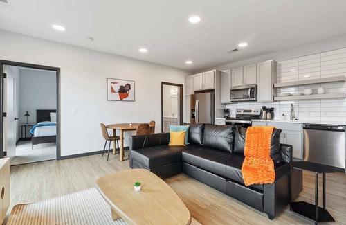 Lockerbie Square Apartment | CozySuites Mass with parking, lounge and roof deck 21