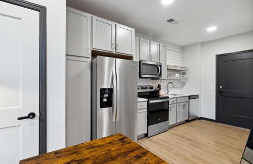 Lockerbie Square Apartment | CozySuites Mass with parking lounge & roof deck #24