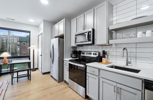 Lockerbie Square Apartment | CozySuites Mass with parking lounge & roof deck #24