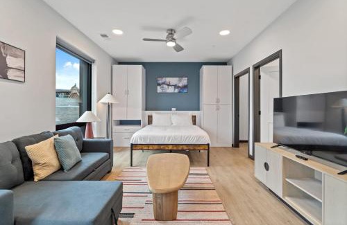 Lockerbie Square Apartment | CozySuites Mass with parking lounge & roof deck #30