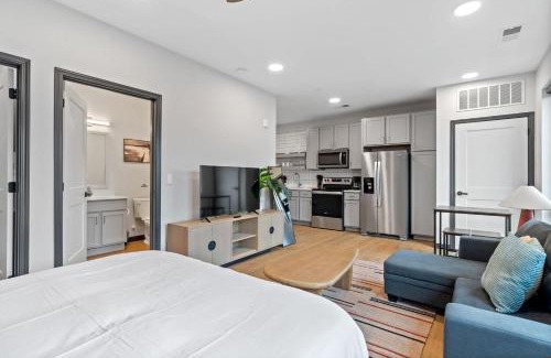 Lockerbie Square Apartment | CozySuites Mass with parking lounge & roof deck #30