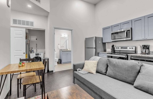 Cultural District Apartment | CozySuites Modern 1BR in Downtown Pitts #19