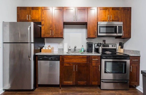 Music Row Apartment | CozySuites Music Row Spacious 1BR free parking 41
