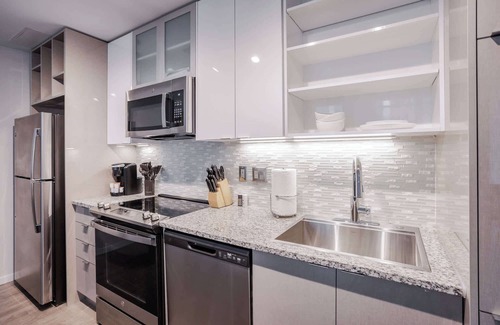 Downtown Cincinnati Apartment | CozySuites Sky Central #7