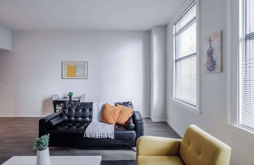 Downtown Cincinnati Apartment | CozySuites Sky Central #7